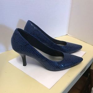 Snake skin like Navy  blue low pump